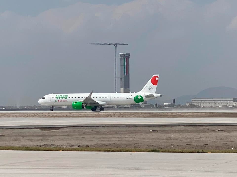 Nave de Viva Aerobus, primera en aterrizar en el Aeropuerto Internacional Felipe Ángeles