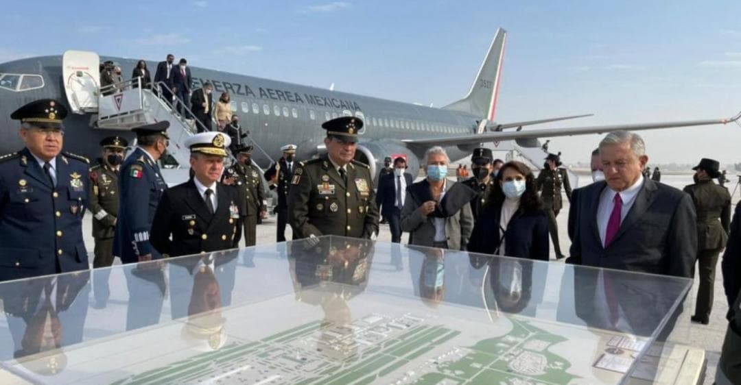 Aterriza AMLO en Santa Lucía; dice que "es el aeropuerto más esperado del mundo"