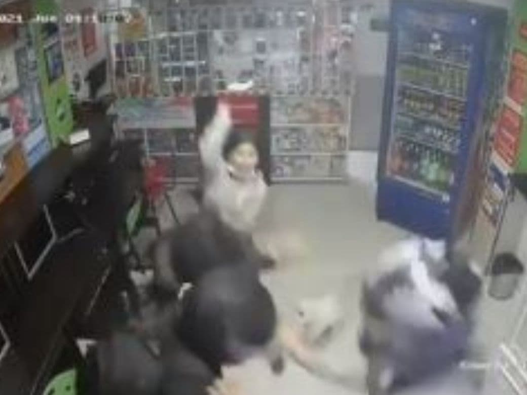 ¡Valiente! Niña salvó a su madre durante asalto armado, se lanzó contra ladrones con un machete