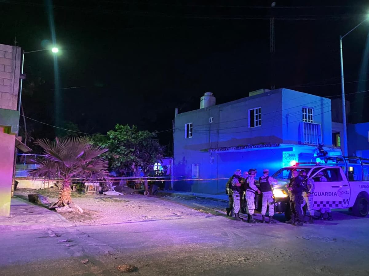 Ahorcado en camino de terracería de Playa del Carmen
