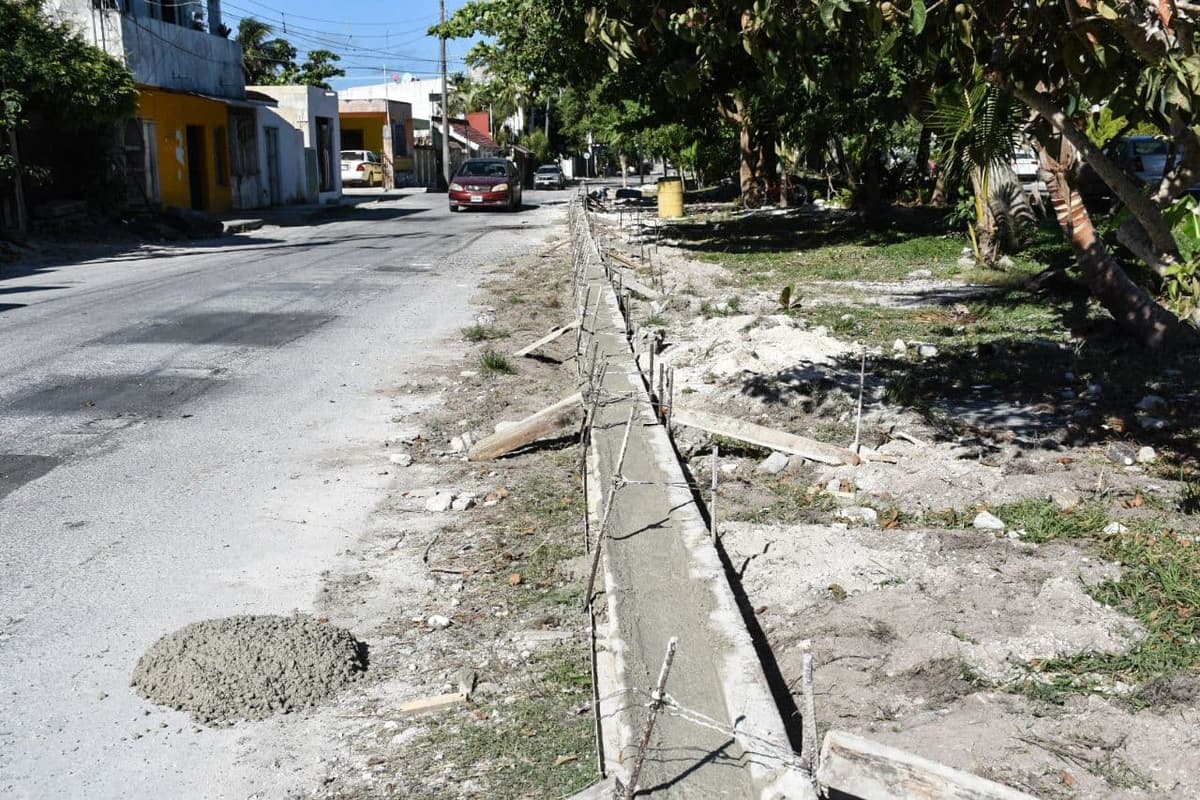 Avanza construcción de banquetas y guarniciones en colonias de Puerto Morelos