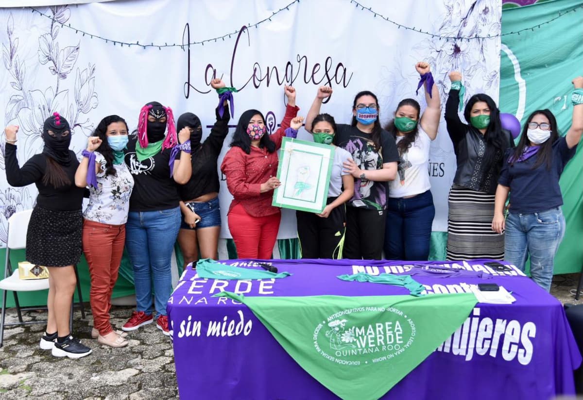 Diputados buscan llegar a un acuerdo con feministas que ocupan Congreso de Q. Roo