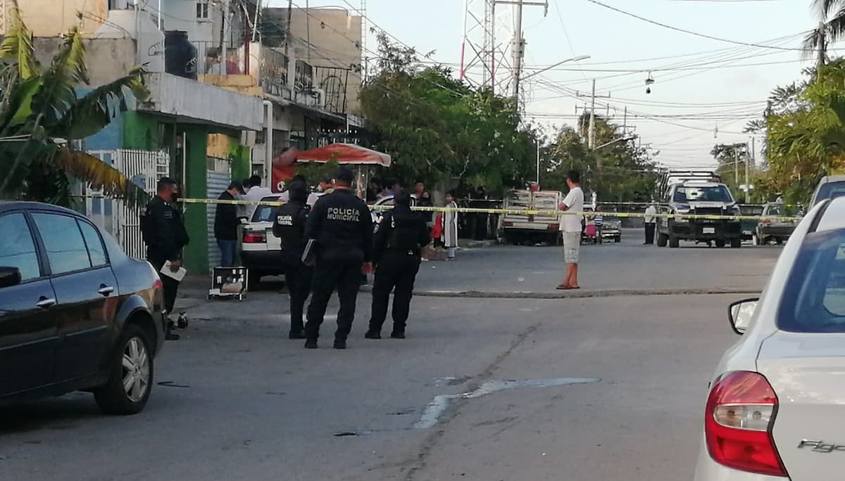 Madrugada violenta en Cancún, disparan contra taxi