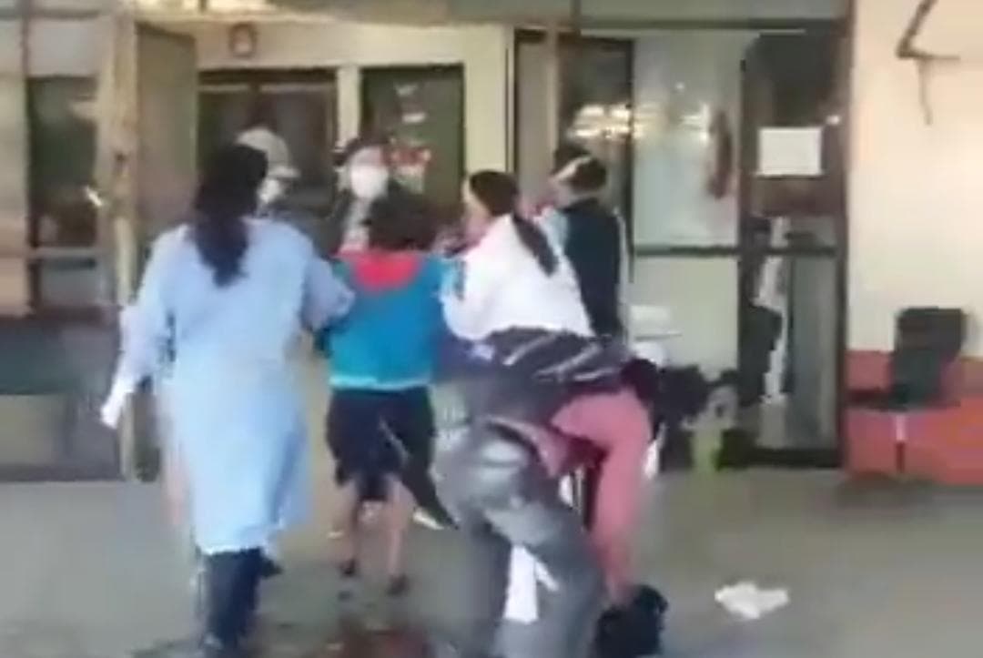Video: Mujer da a luz afuera de un hospital en Oaxaca por falta de atención