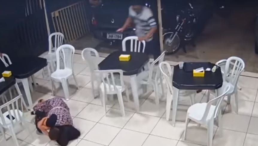 Video: Estaba embarazada y no dudó en proteger a su hijo de un tiroteo