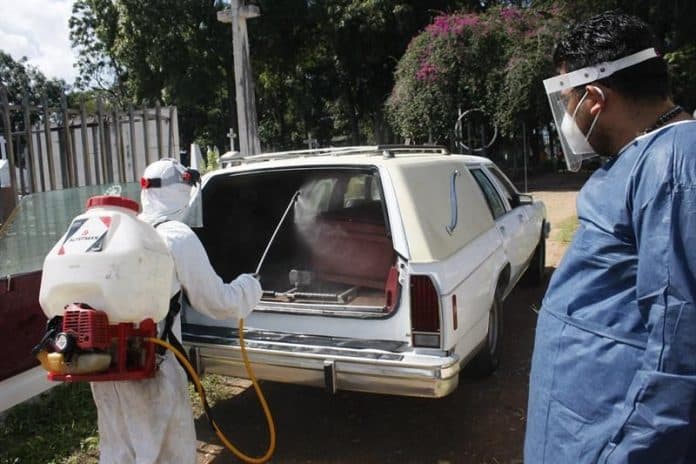 No le informó a su familia que tenía COVID y todos fallecieron