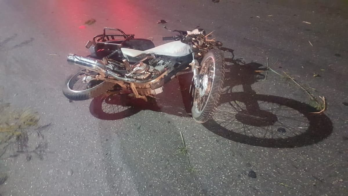 Motociclista impacta contra un poste en el Arco Vial y pierde la vida