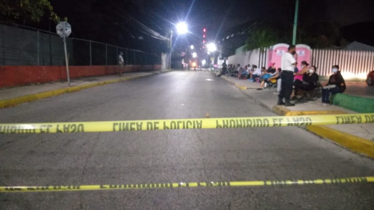 Hasta con 12 horas de anticipación se empiezan a formar para aplicación de vacunas COVID-19