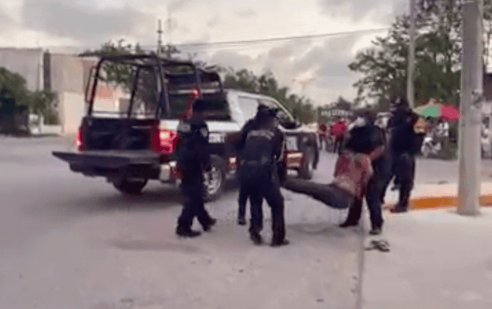 VIDEO INÉDITO: Suben cuerpo de mujer víctima de brutalidad policiaca a batea de patrulla