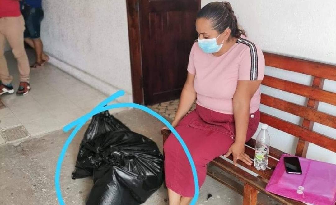 Le entregan los restos de su hijo menor de edad en bolsas de plástico