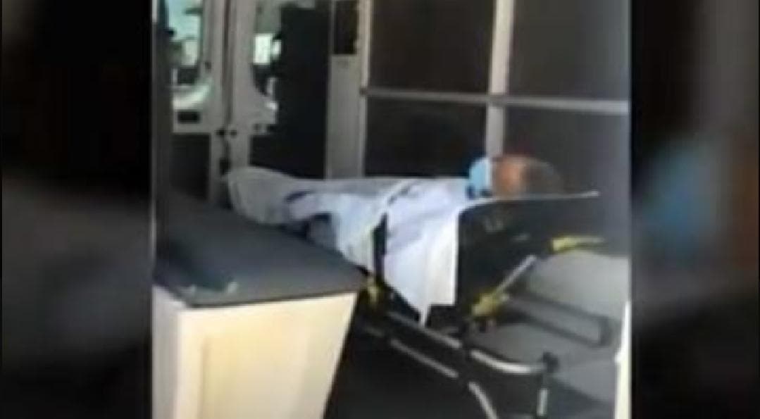 Banco BBVA obliga a adulto mayor a trasladarse en ambulancia para desbloquear su tarjeta