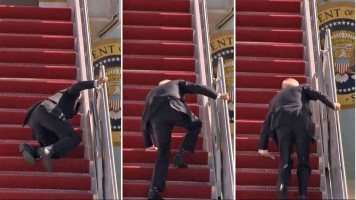 VIDEO: Joe Biden se cae una y otra vez antes de abordar un avión; se viraliza