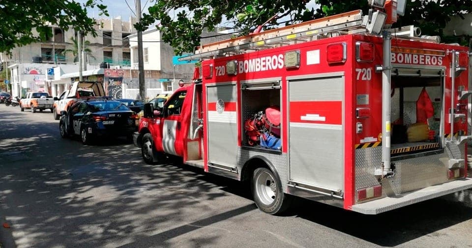 Atienden derrame de químicos en pleno centro de Playa del Carmen