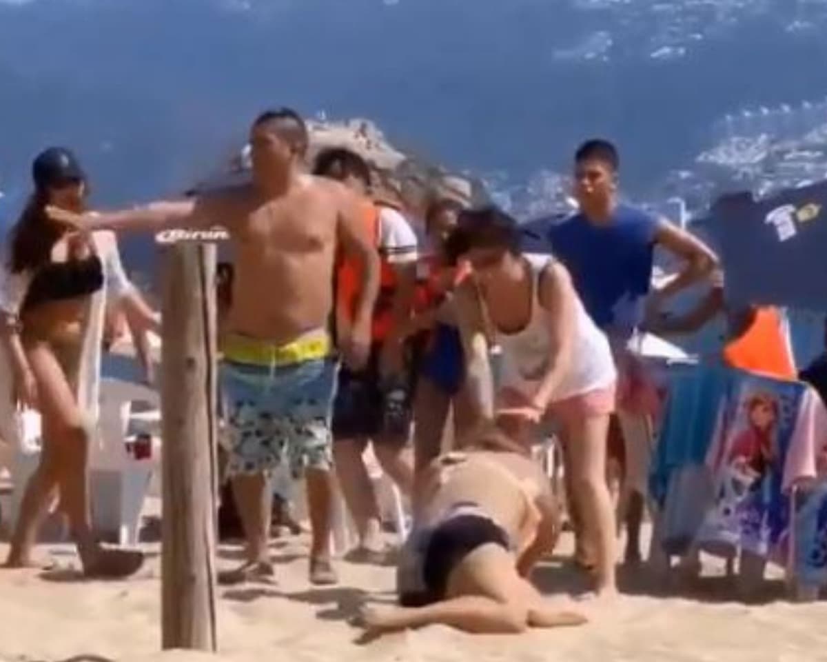 Video: ¡Todo por una chancla! Se desata pelea campal en Acapulco y es viral