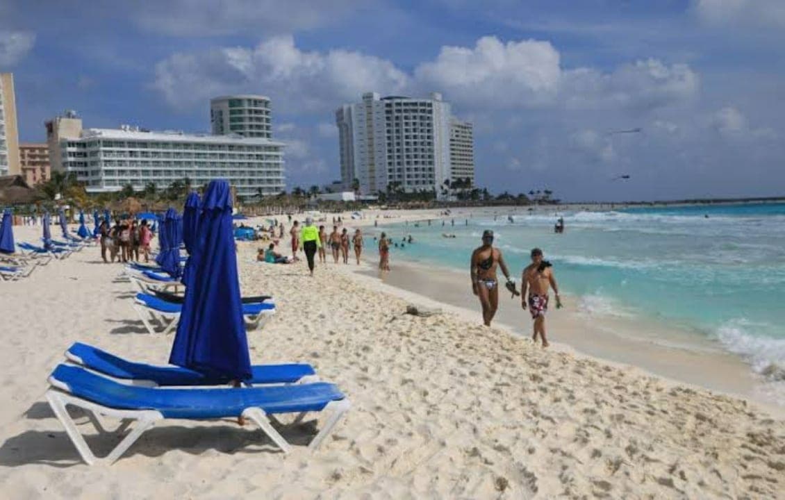 Tras 25 argentinos aislados por Covid-19 se investiga a laboratorio y hoteles en Cancún