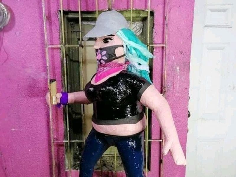 Crean piñata de ‘La Reinota’; los acusa de misoginia