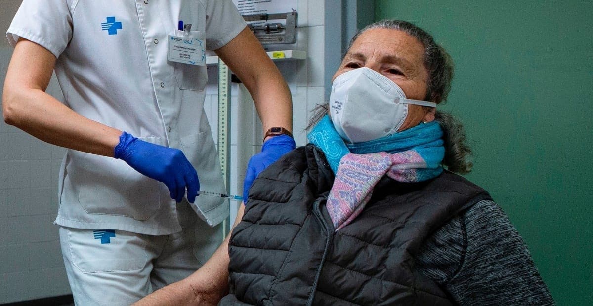 Personas que ya tuvieron Covid-19 sólo necesitarían una dosis de la vacuna, según estudio