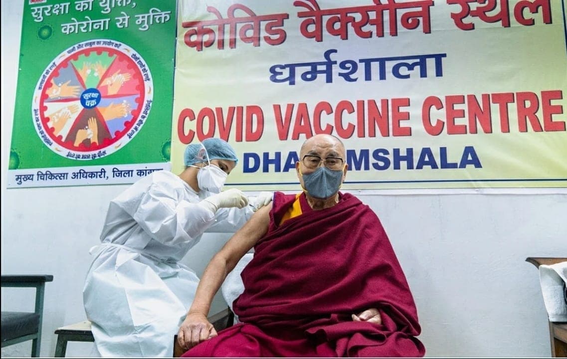 Dalai Lama recibe primera dosis contra Covid-19; pide a la población vacunarse