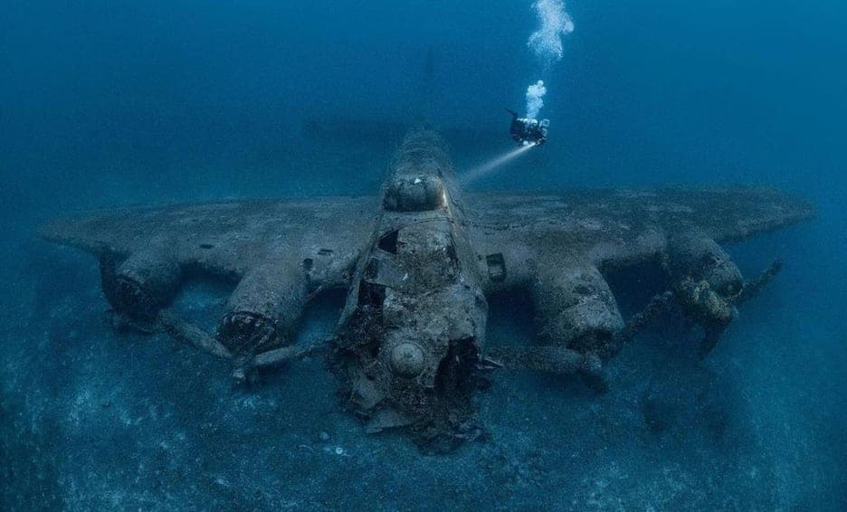 Así luce un avión de la Segunda Guerra Mundial en el fondo del mar