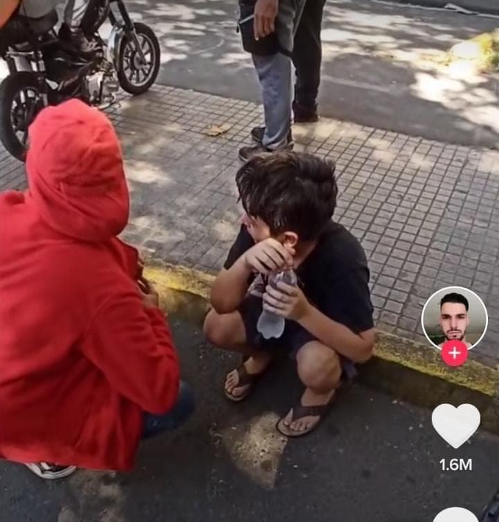 Video: Madre bota a su hijo de una camioneta y lo deja en la calle; padrastro lo maltrata