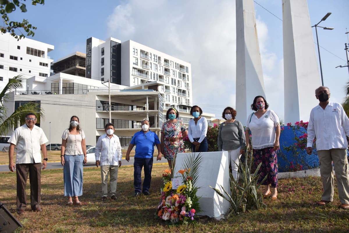 Realiza Ayuntamiento de Benito Juárez ofrenda floral por el 51 aniversario de Cancún