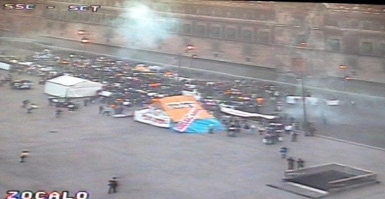 Con cohetones y alebrijes: así protestan artesanos de Tultepec en Palacio Nacional