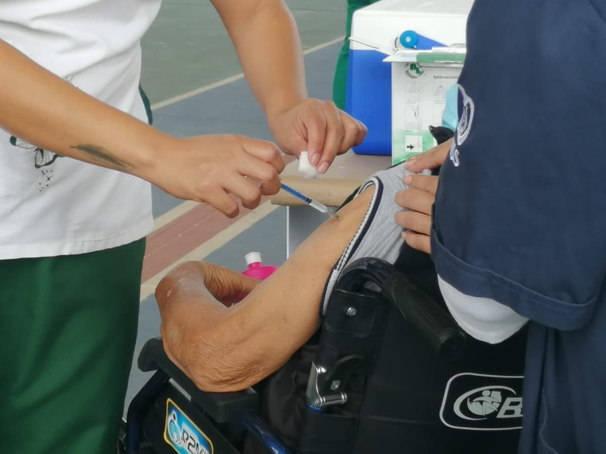 Con los 21 mdp de la consulta innecesaria, se comprarían 54 mil vacunas Covid