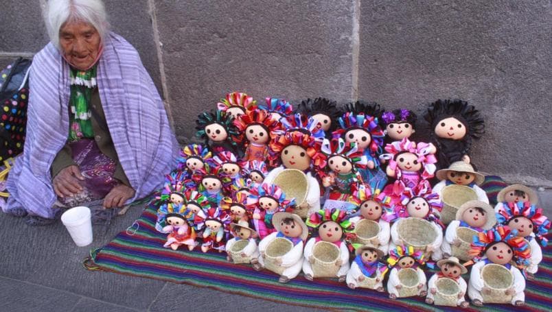 Josefa Gabino confecciona increíble muñecas de trapos pero la crisis la atrapó