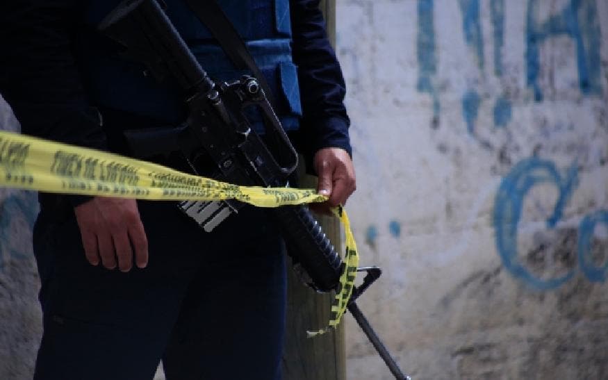 Asesinan a mujer y la arrojan en un costal al lado de un río en Puebla