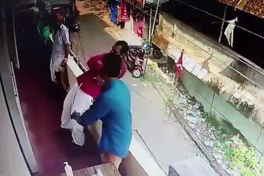 VIDEO: Salvan a un ancianito de caer por un balcón agarrándolo del tobillo