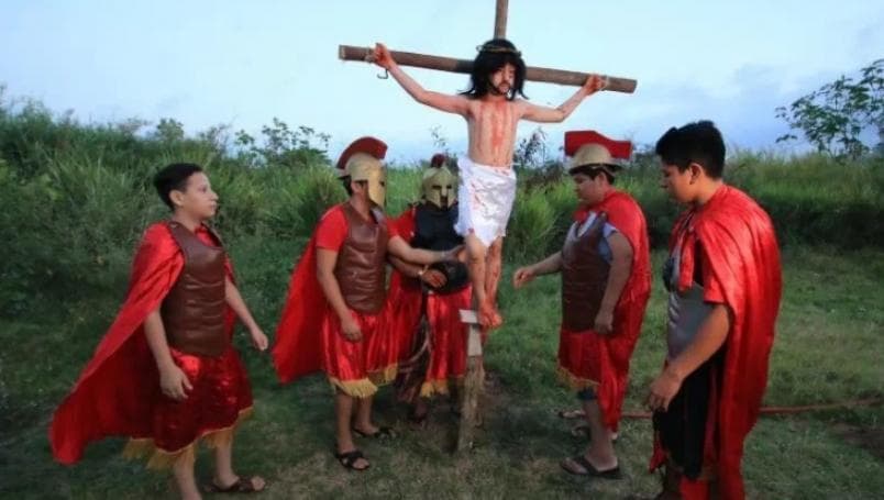 Un niño de 10 años representa a Jesucristo en un Viacrucis infantil