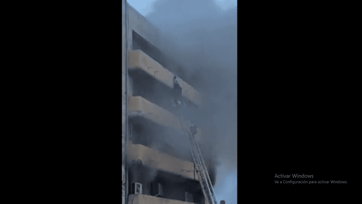Video: Rescatan a mujer en pleno incendio en Veracruz, casi pierde la vida