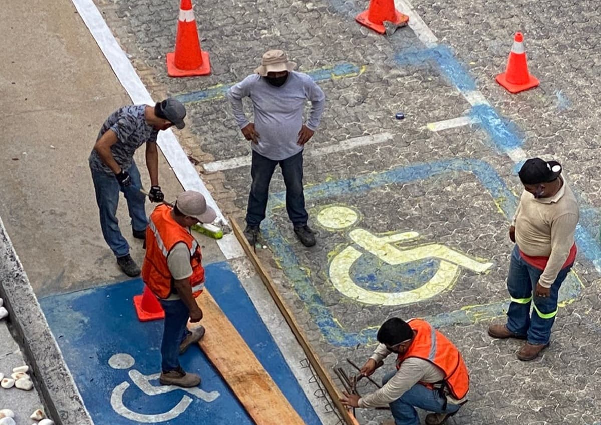 Cierra PlayaParq rampa para personas con discapacidad y pone cajones de estacionamiento