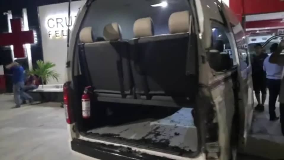 Accidente vehicular en la FCP entre una van y un tráiler, termina con un pasajera herido