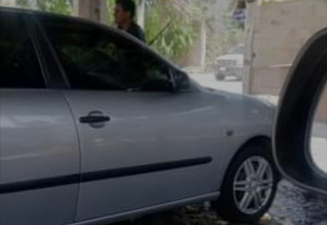 Lleva a lavar su auto y lo usan empleados para ir de compras