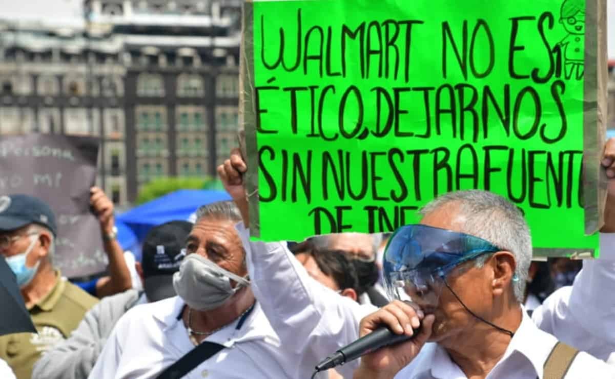 “Walmart, no nos discrimines”, reclaman adultos mayores durante su marcha