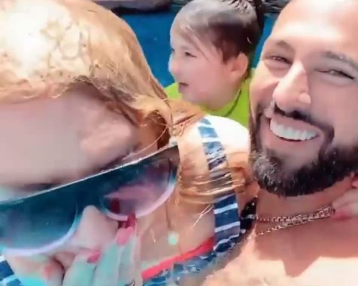 VIDEO: Critican a Poncho De Nigris por aventar a su madre a una alberca, casi se ahoga