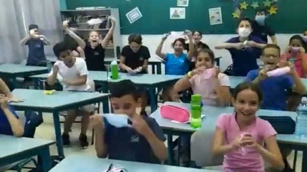VIDEO: Niños 'enloquecen' de felicidad al saber que ya no usarán cubrebocas en Israel