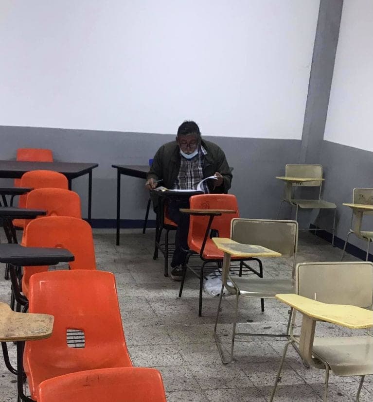 Abuelito hace examen para cumplir su sueño de ser abogado; se vuelve viral