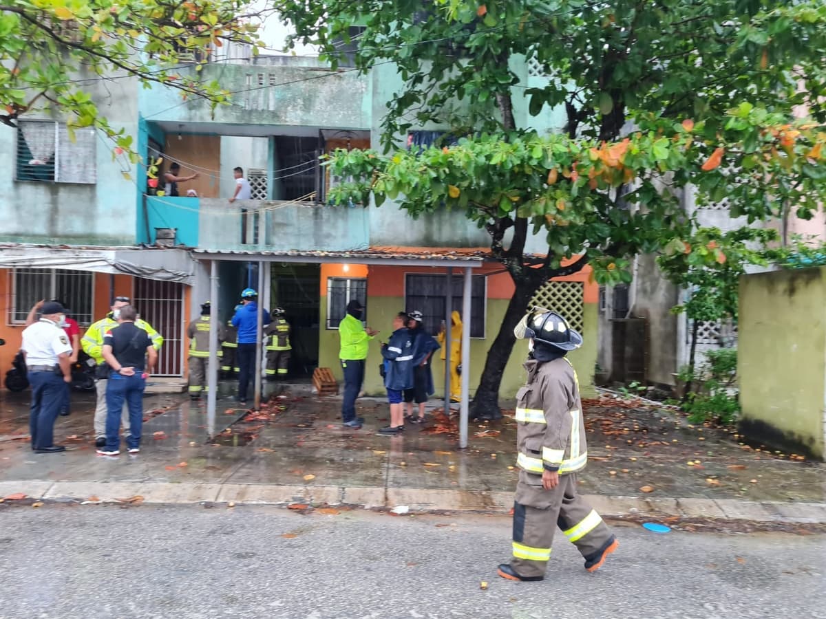 Colapsa escalera en edificio de Cancún; hay una mujer hospitalizada