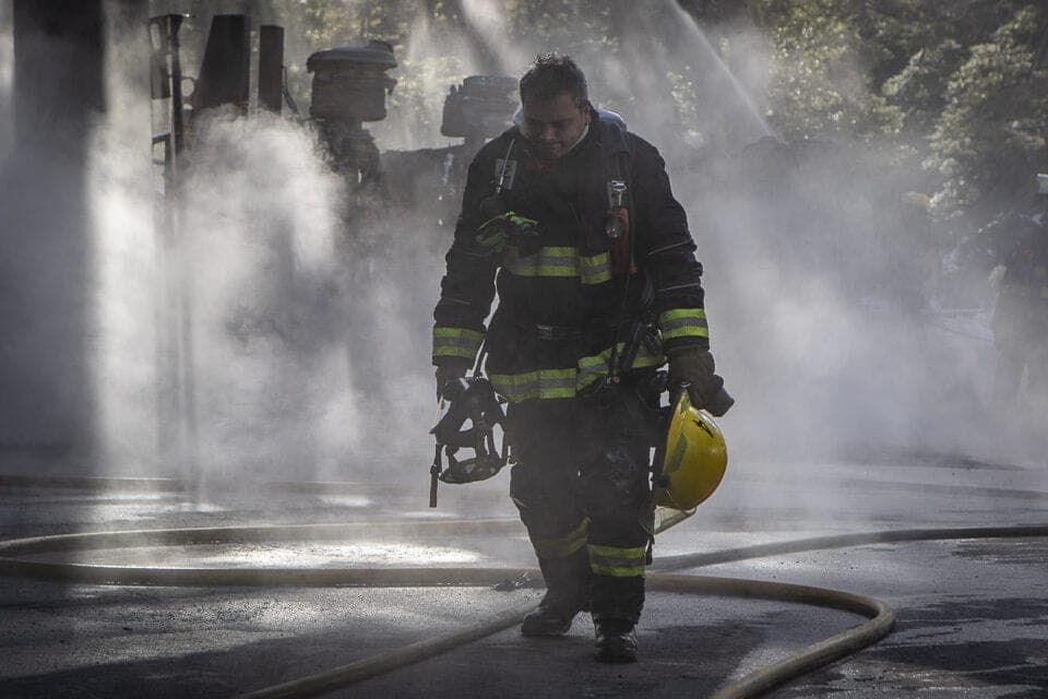 Bombero apaga incendio y descubre que la víctima era su hija