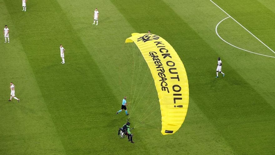 Un activista se cuela en parapente en partido de fútbol con un cartel contra Volkswagen