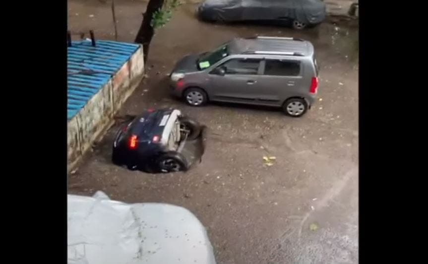 Video: Auto es tragado por un socavón y el dueño graba todo el hundimiento
