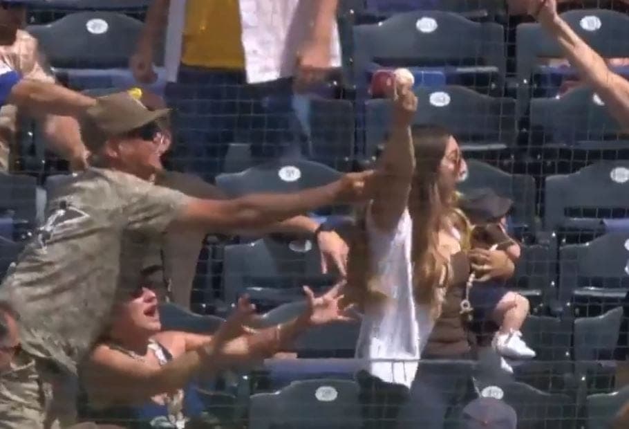 VIDEO: ¡Increíble! Mamá atrapa pelota con bebé en brazos durante partido de beisbol