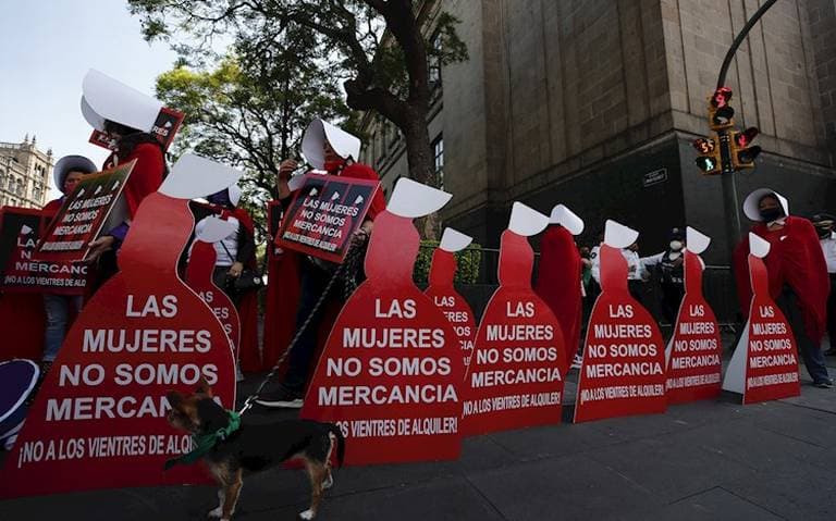 Feministas protestan contra el alquiler de vientres frente a la Suprema Corte