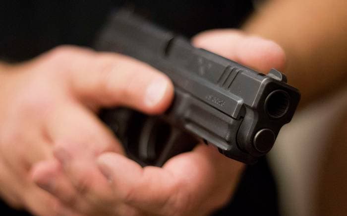 Hombre sorprende a su esposa con un amante, lo balea y queda en estado grave