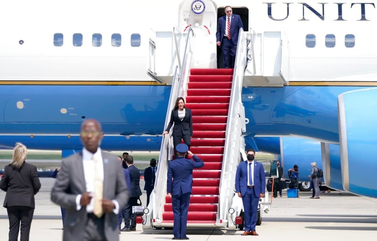 Devuelven avión de Vicepresidenta Kamala Harris por problema técnico