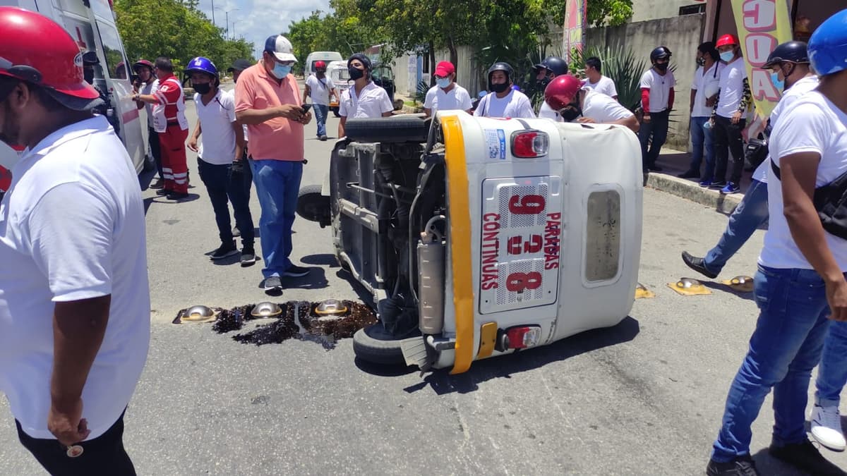 Taxista de Playa del Carmen se 'vuela' un alto y voltea un mototaxi