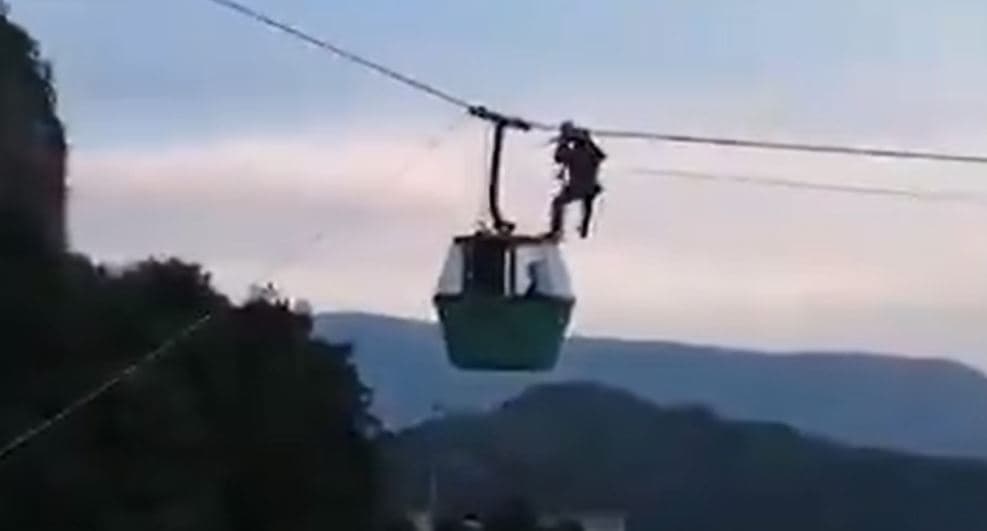 VIDEO: Se rompe cable teleférico en Guerrero y rescatan a 9 personas que quedaron suspendidas