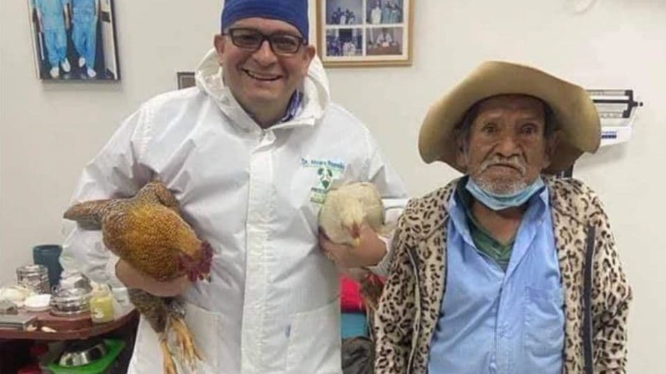 ¡Conmovedor! Ancianito paga su cirugía con dos gallinas